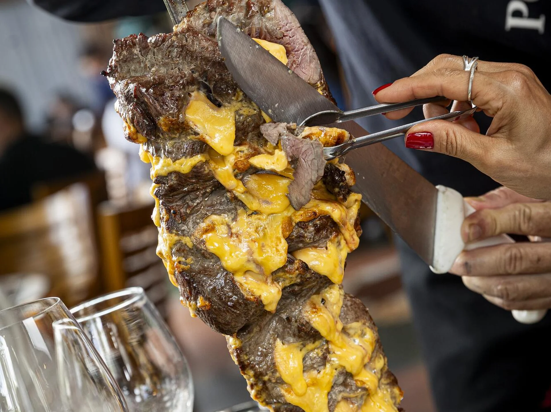Carne selando na brasa