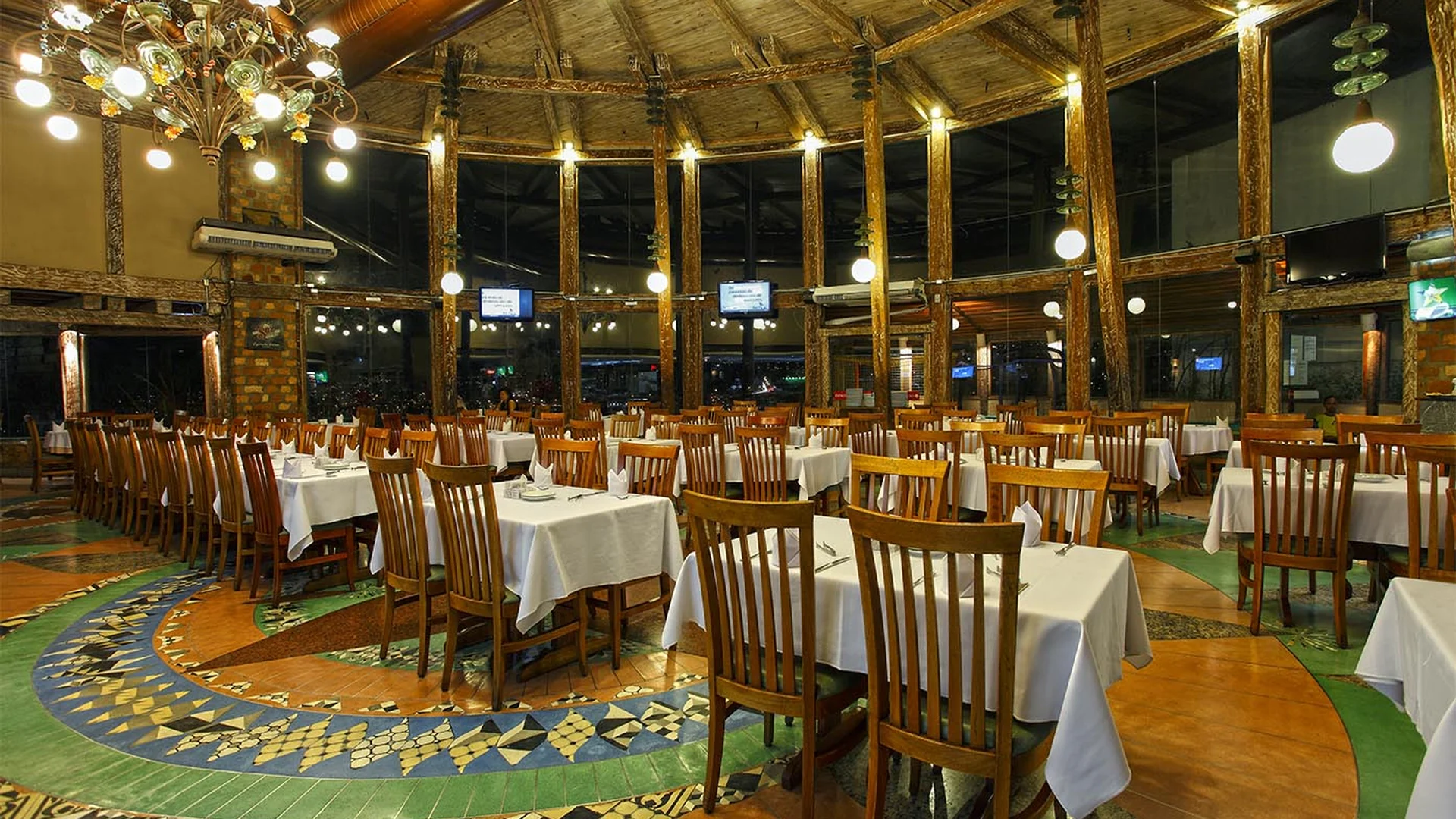 Restaurante do Porcão em Belo Horizonte, luz quente e mesas postas